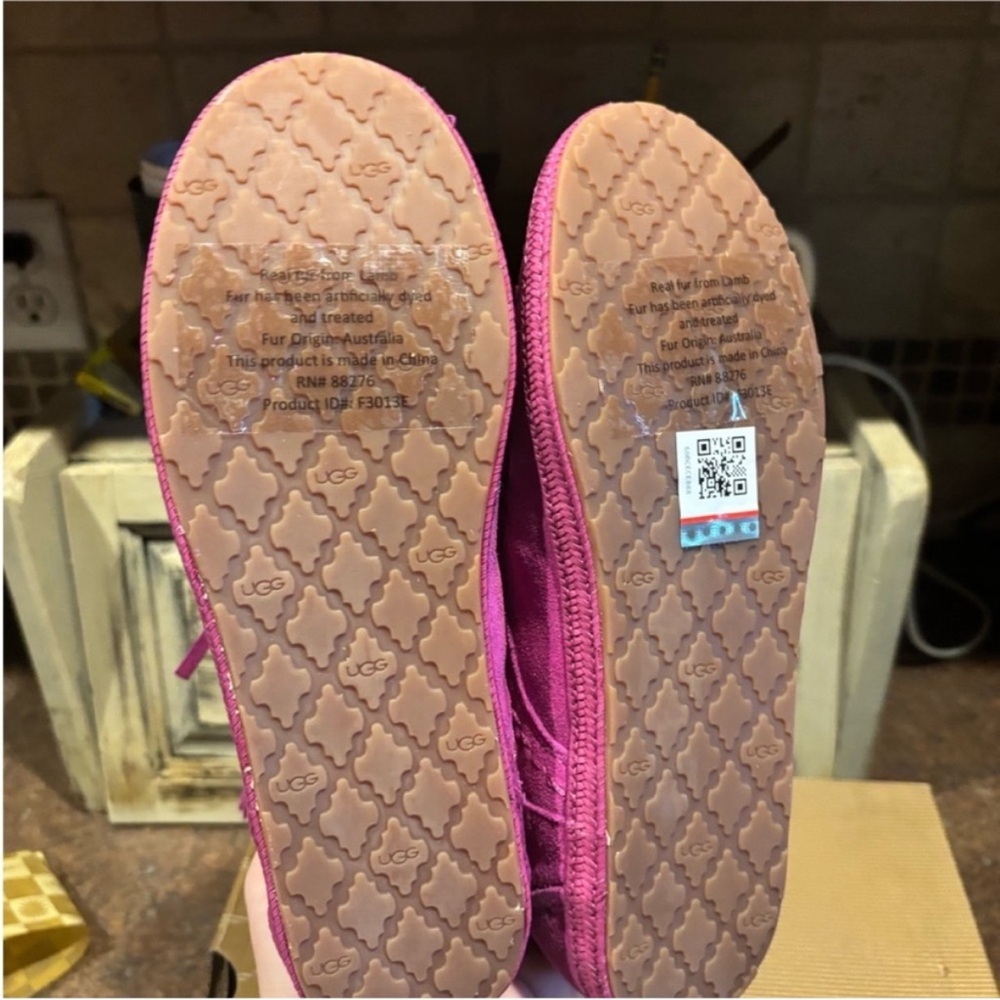 $3 SALE NWT Ugg boots size 5 - Picture 4 of 4